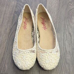 Jellypop Women's Ivory Floral Lace Flats